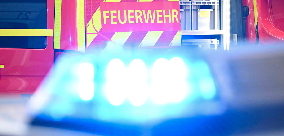 Schwerer Unfall in Hinte: 19-Jähriger prallt gegen Baum | Aurich-News