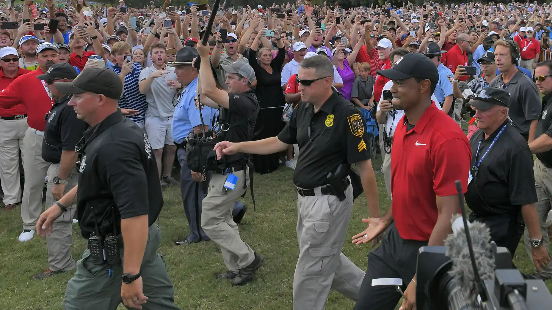 The sneaky way Tiger Woods used huge galleries to his advantage