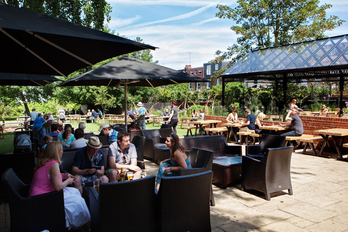 UK economic growth set to peter out as consumers swap shops for pubs