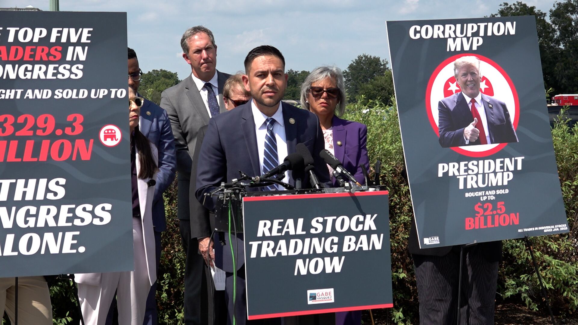 Dems introduce bill to crack down on Congressional stock trading