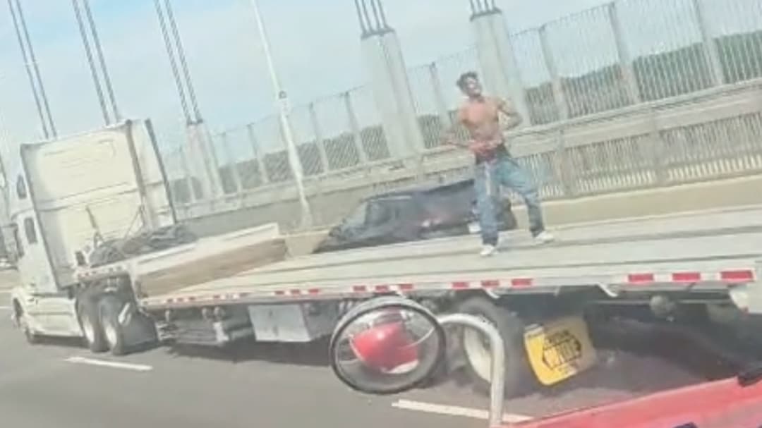 Shirtless man arrested after dancing on truck crossing NYC bridge