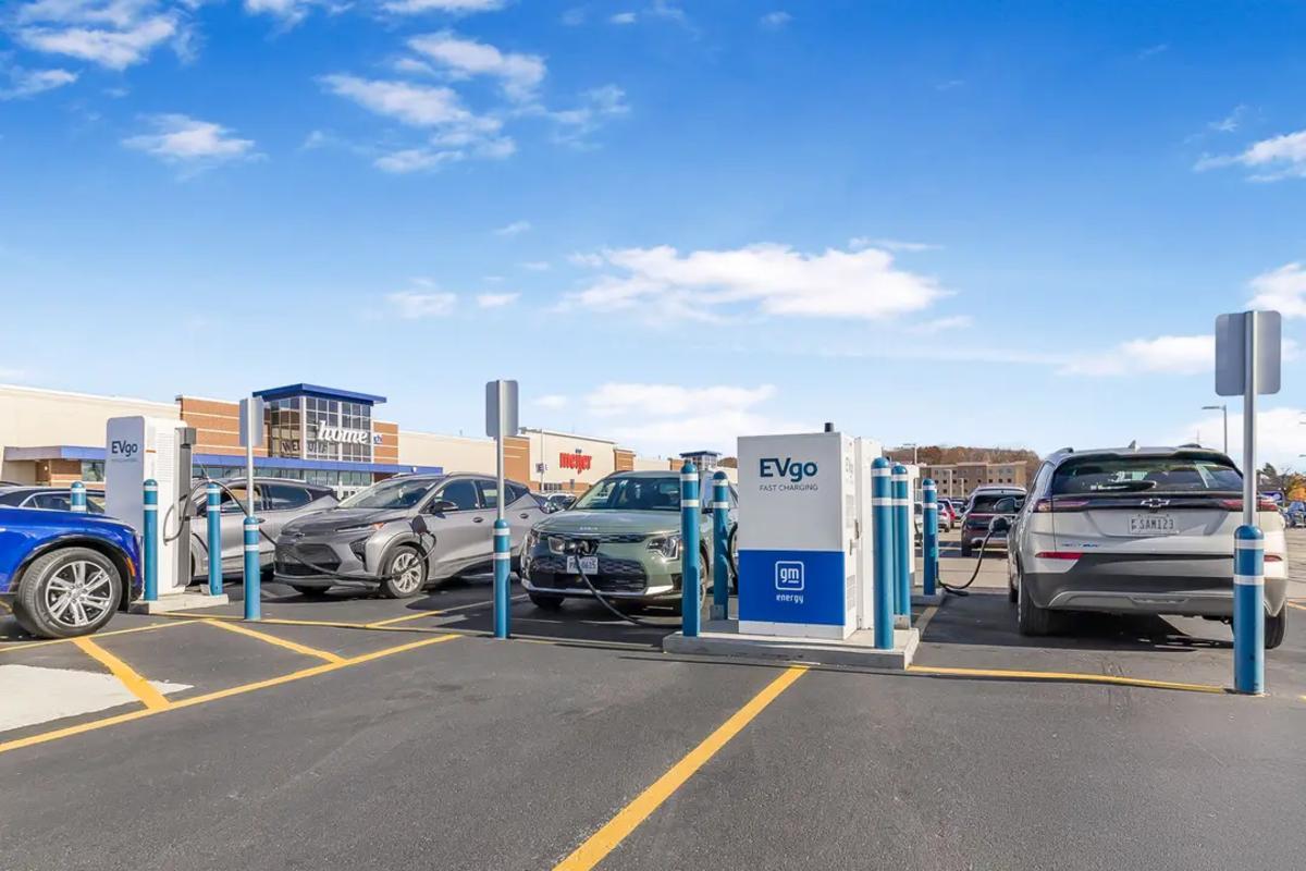 Charging While You Shop: EVgo Deploys 500 kW V4 Superchargers at Grocery Stores This Fall