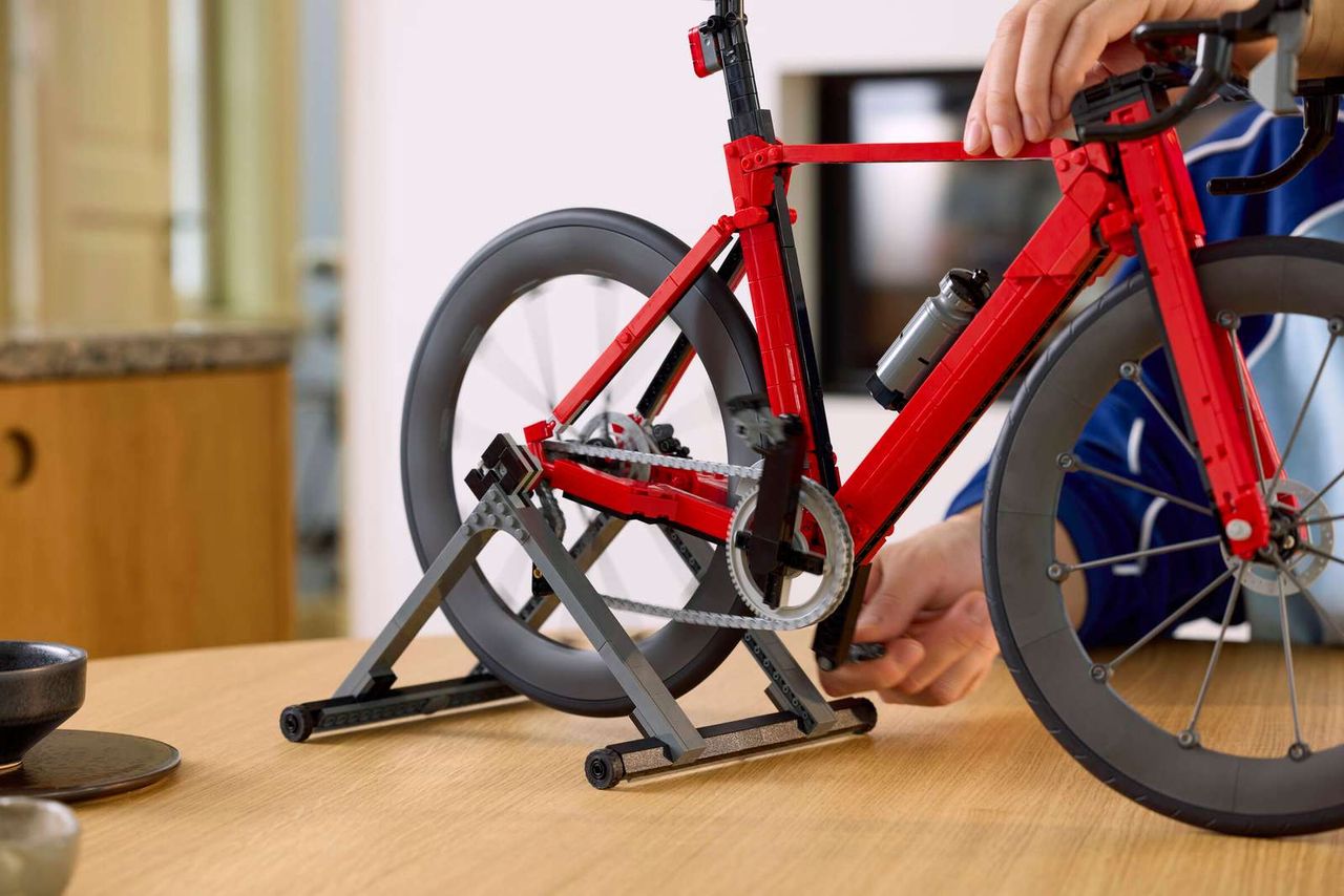 The Lego Road Bike set is so detailed, I'm expecting it to come with a mini Enric Mas! It's now less than £100 for the first time ever in this Amazon Lego deal