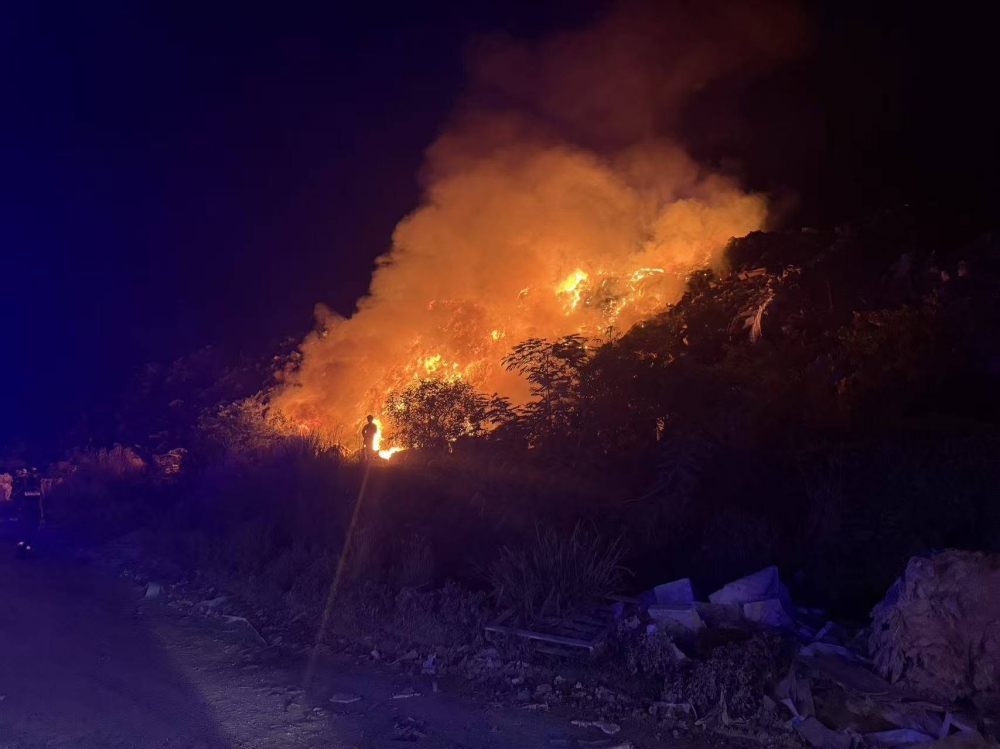 Fire breaks out at Pulau Burung landfill in Penang, 40pc still burning in one sector (VIDEO)