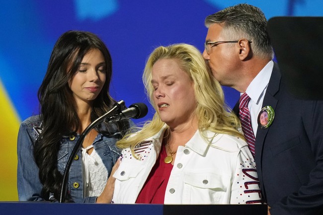 Angel Family Shows an Awe-Inspiring Handmade Gift to Honor Their Daughter During Convention