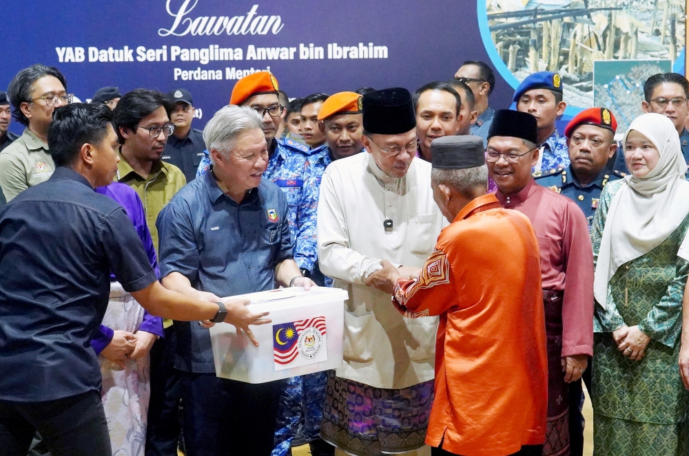 PM Anwar visits Kampung Numbak fire victims, pledges aid
