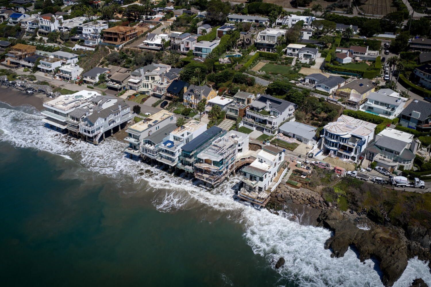 At the Nicolas Cage sinkhole in Malibu, El Niño fears alter the good vibes mood