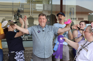 At the state fair, underdog candidate finds even playing field