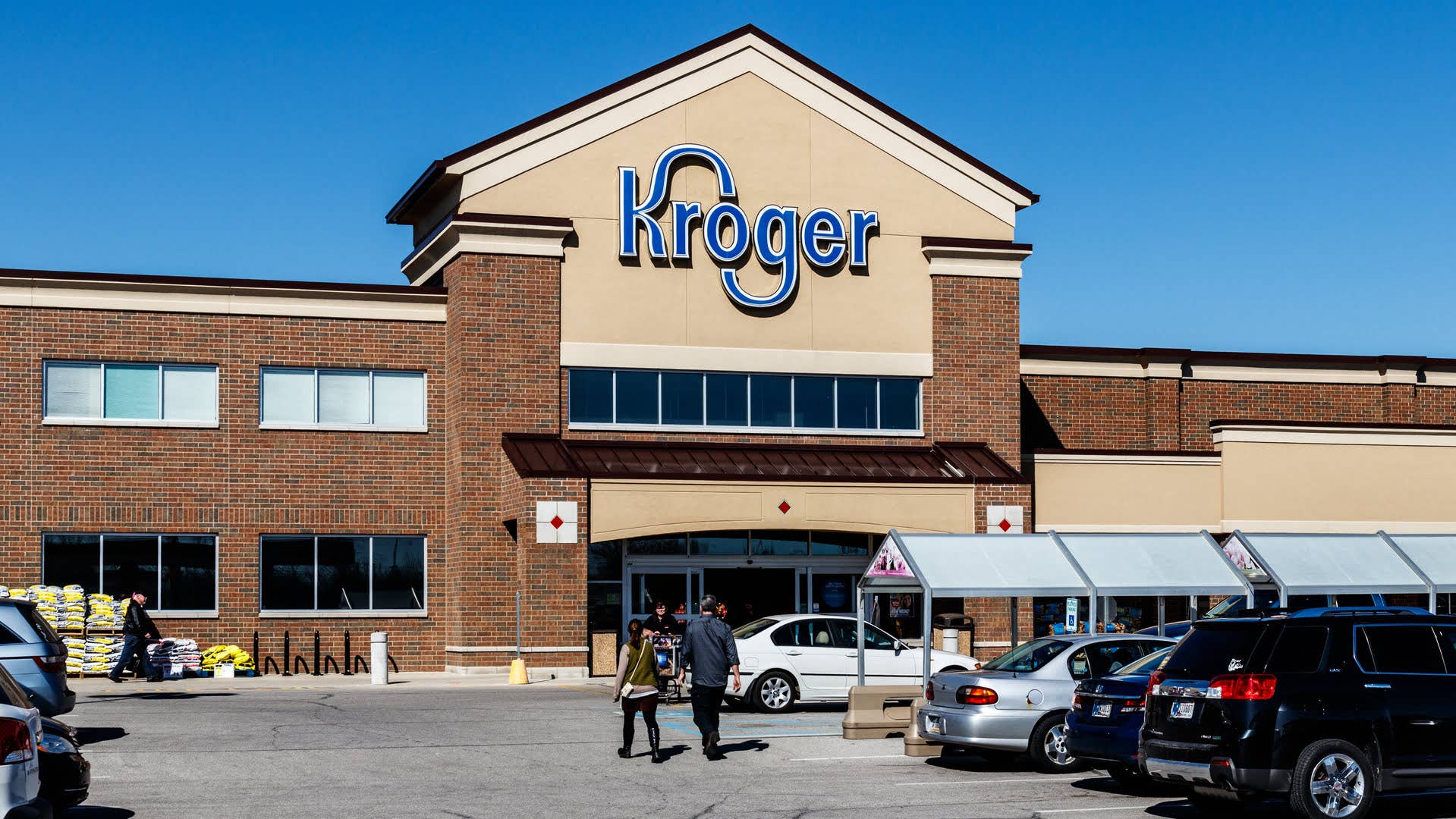 Kroger and Albertsons make key moves to take on Amazon, Walmart