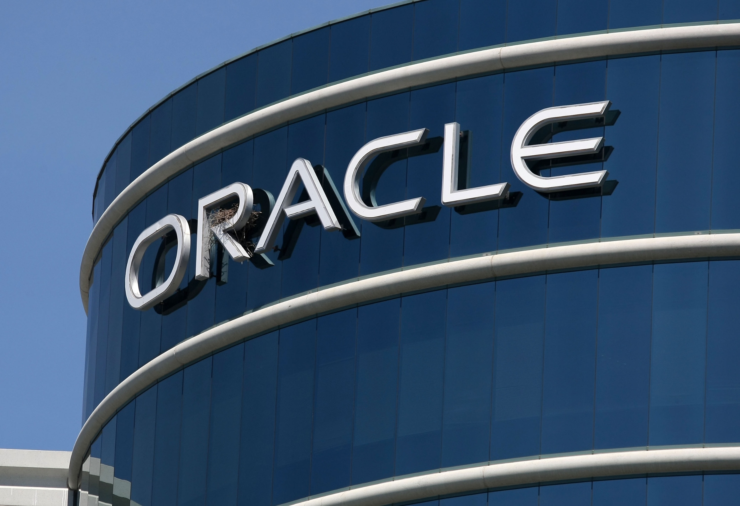 Oracle Cloud Revenue Doubles: AI Demand Pushes GPU Utilization to 97.9%