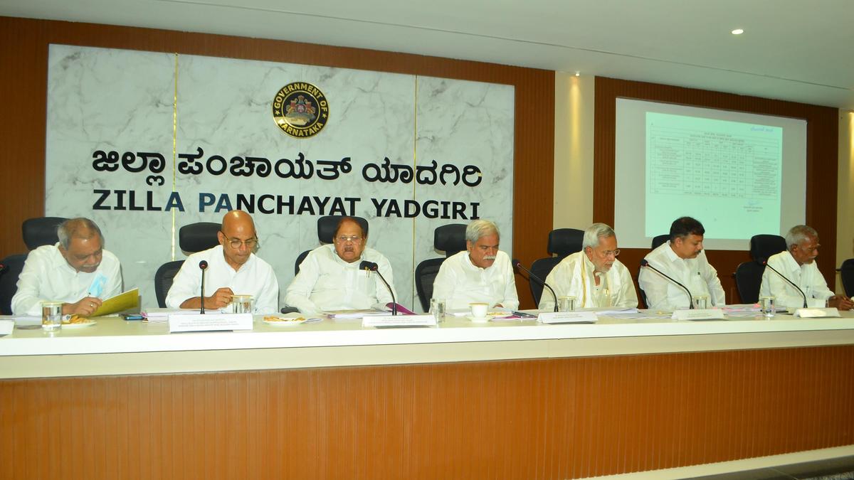 Farmers’s issues and pending declaration of drought-hit taluks dominate KDP meeting in Yadgir