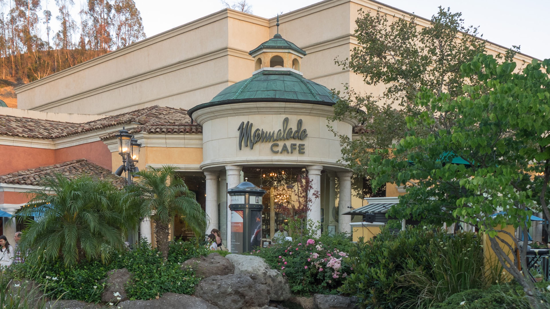 Restaurant chain that was once a celebrity hotspot files for bankruptcy after 36 years