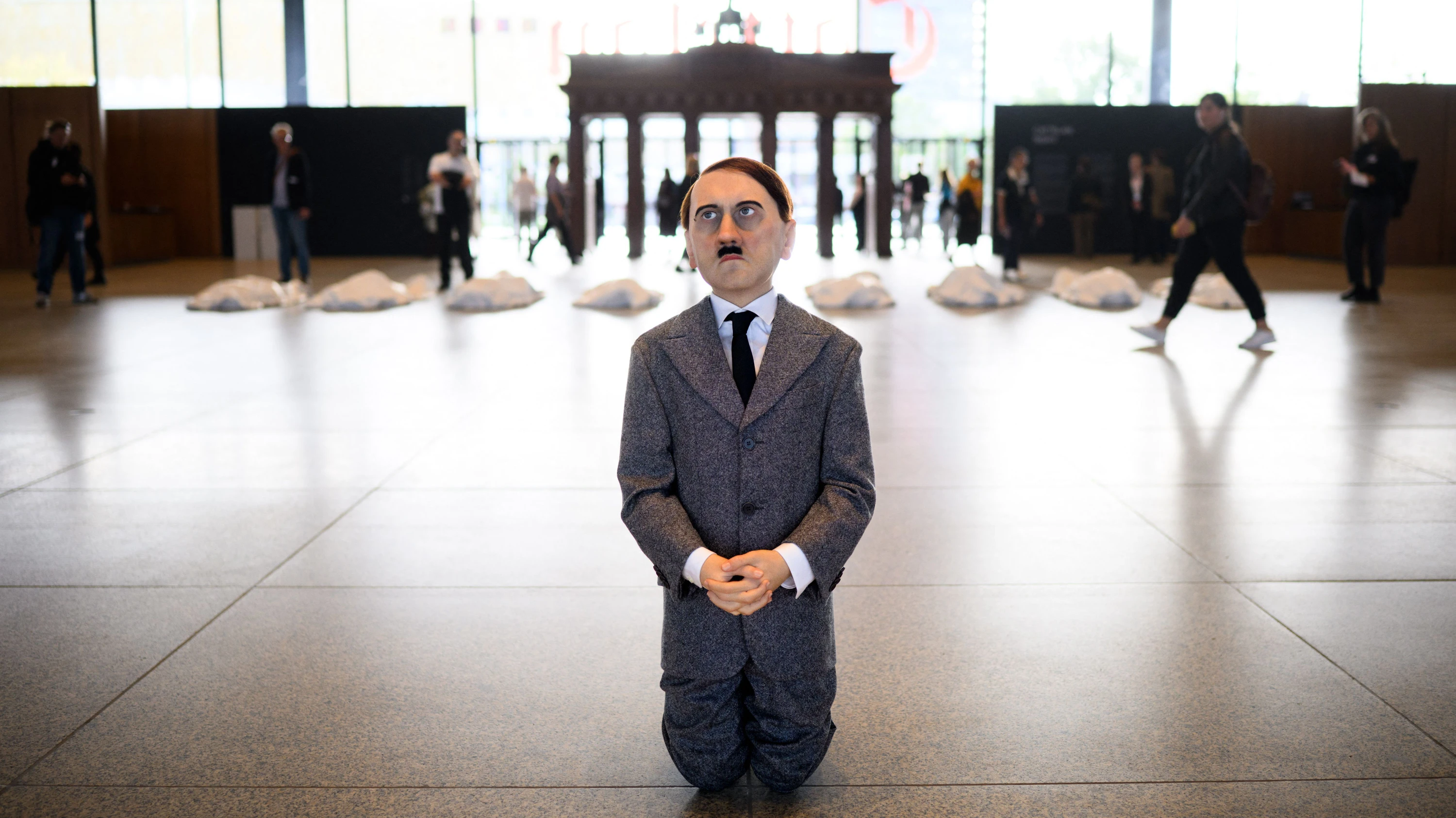 Maurizio Cattelan in Berlin: Eine Kirche des Schmerzes