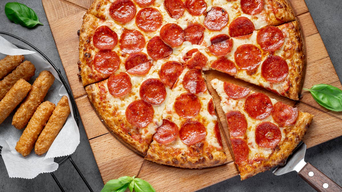 Giant pizza dining chain's franchisee abruptly closes locations