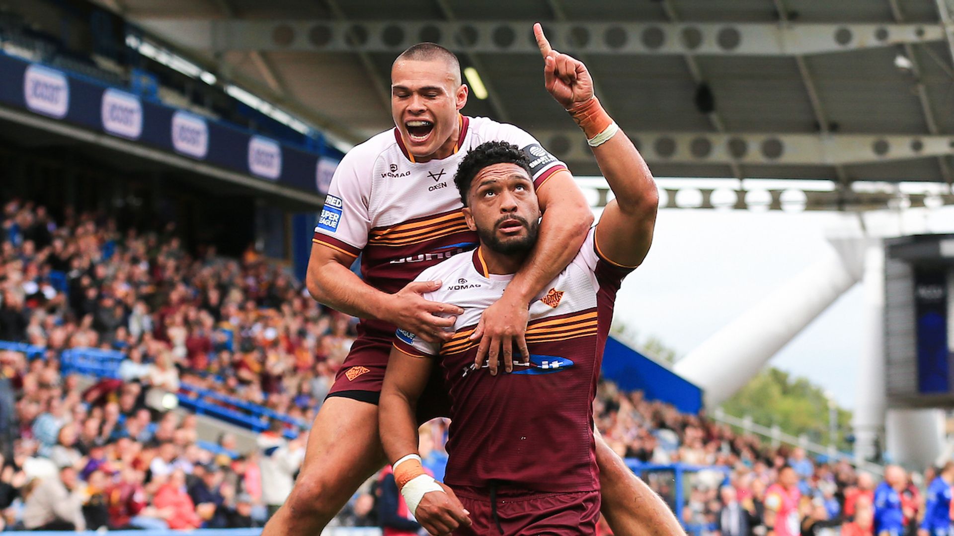 Huddersfield thrash Castleford in Accu Stadium swansong