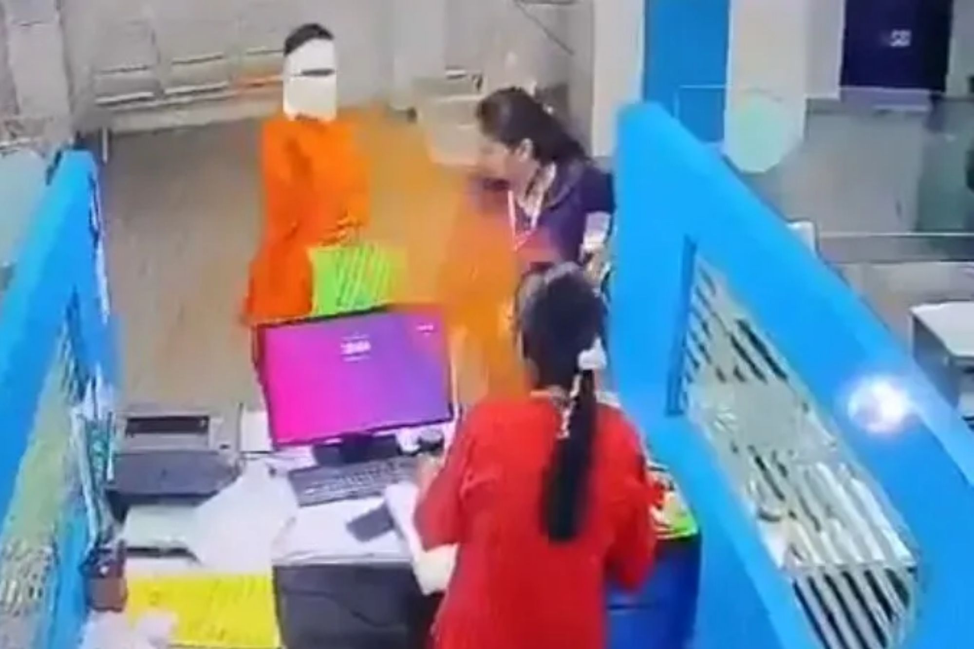 Moment bank robber throws chilli powder at staff before fleeing with handful of looted cash