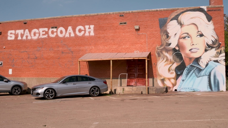 Fort Worth mural celebrates Dolly Parton's legacy, draws fans for selfies and tributes