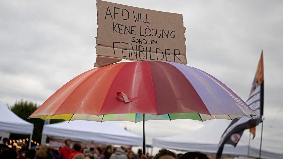 Tausende Menschen demonstrieren gegen die AfD