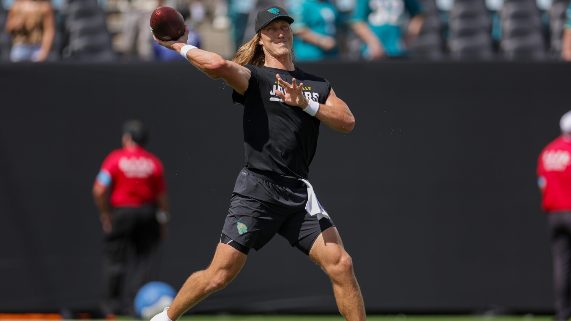 Trevor Lawrence tosses second TD pass, Jaguars lead 14-0
