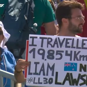 Formula 1 fan uses Liam Lawson support poster to insult Spanish PM
