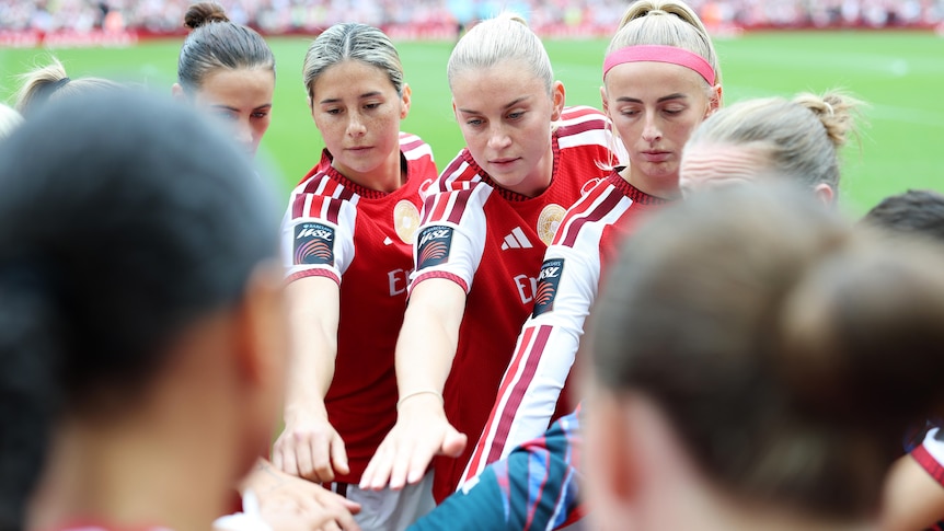 'It's for you, Mum': Cooney-Cross makes emotional Arsenal home return