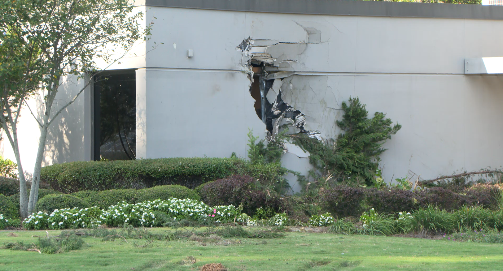 Car crashes into building in Cobb County