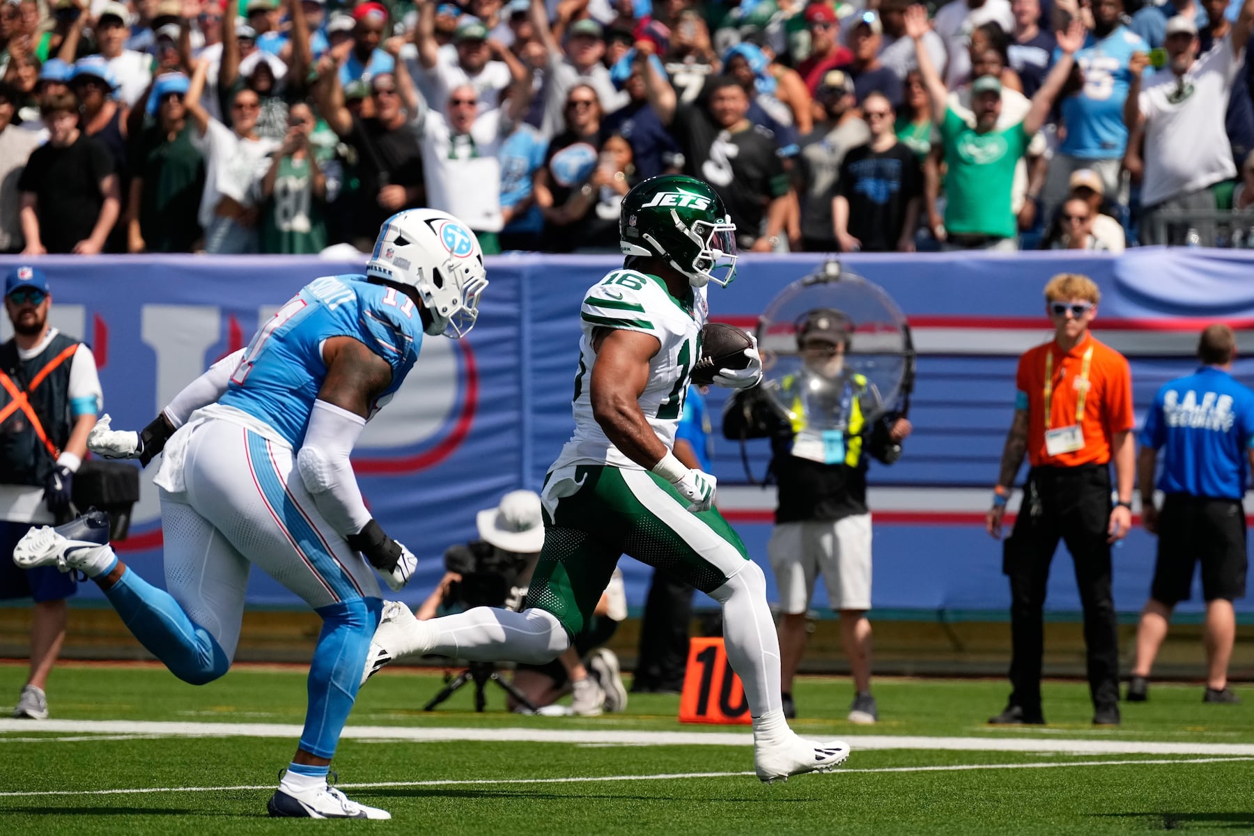 Former Ducks Sadiq, Thieneman Boettcher, Benson make NFL debuts