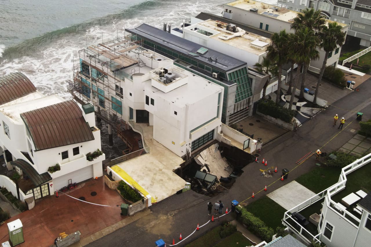 Massive sinkhole still threatens Nicolas Cage’s $10.5 million Malibu mansion