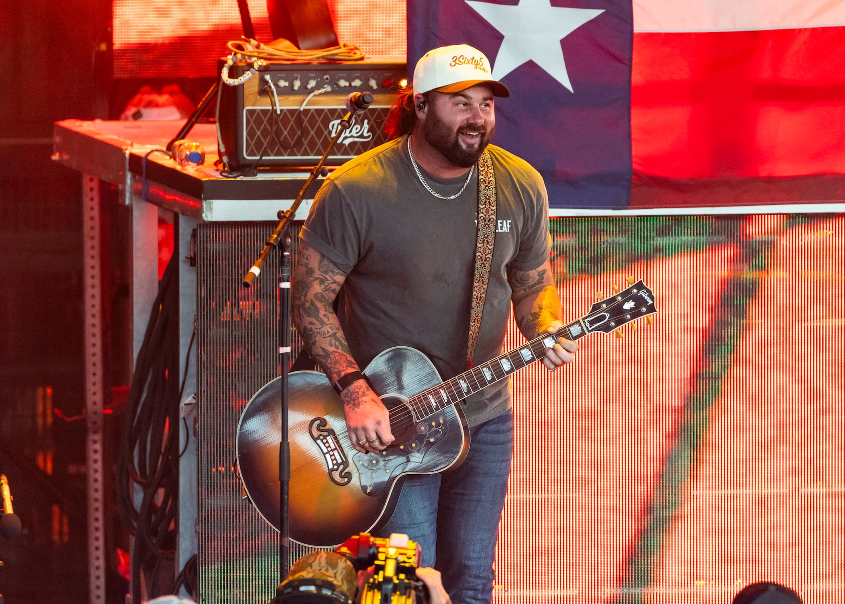 Country music star’s fans praying after ‘family emergency’ forces him to postpone shows
