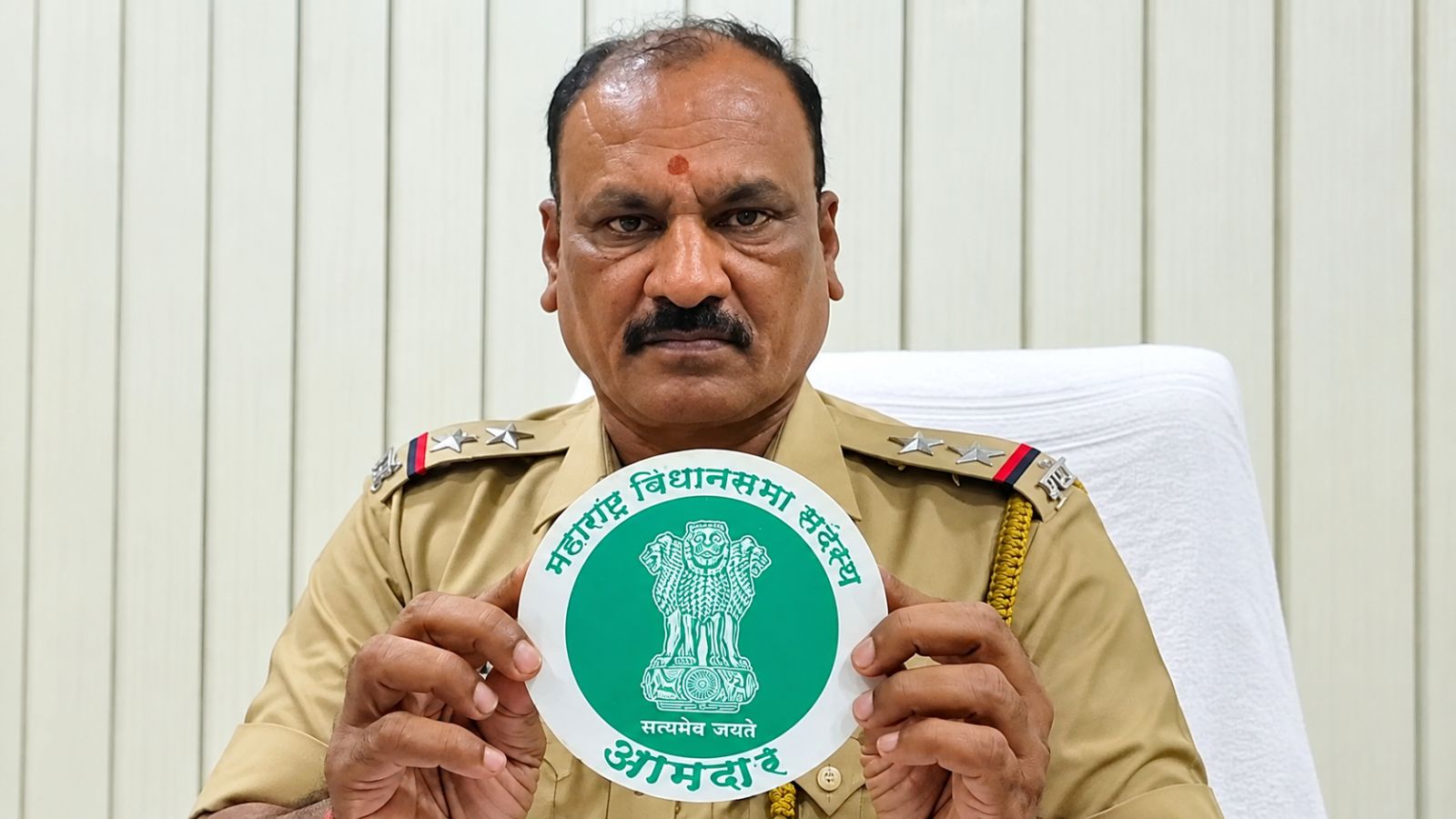 2 booked for ‘Aamdar’ logo on car
