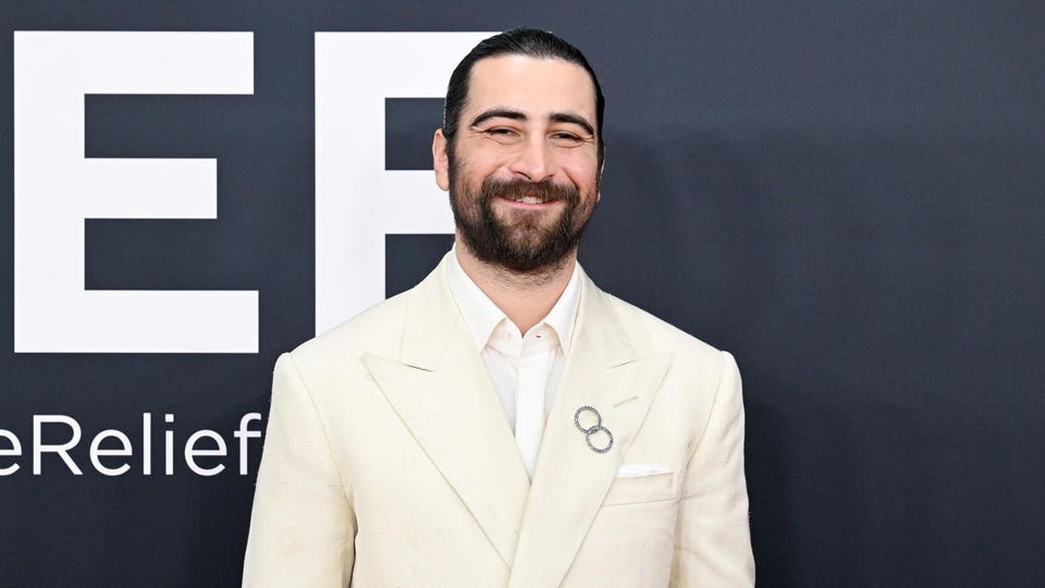 Noah Kahan Continues To Rule The Rock Charts As Fan Favorites Return
