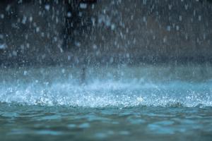 What do meteorologists consider heavy rain?