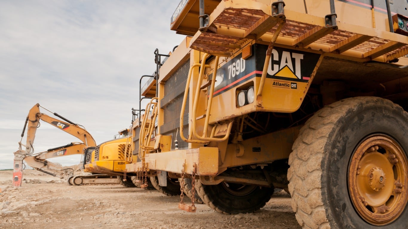 Caterpillar Falls 4% While Deere Edges Higher: Is the Data Center Power Trade Unwinding?
