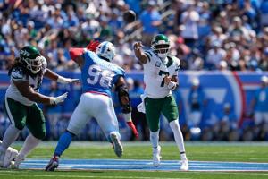 A new coach, a changed roster, and the same result: Titans stumble in opening their season