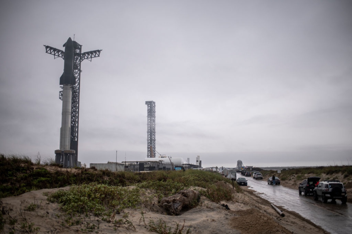 Starship Flight 14 Delay Exposes SpaceX Ship-Catch Prep for Flight 15 Already Underway