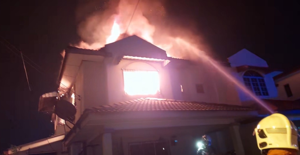 Haniff Khatri and family escape unhurt as pre-dawn blaze damages three homes in Gombak (VIDEO)