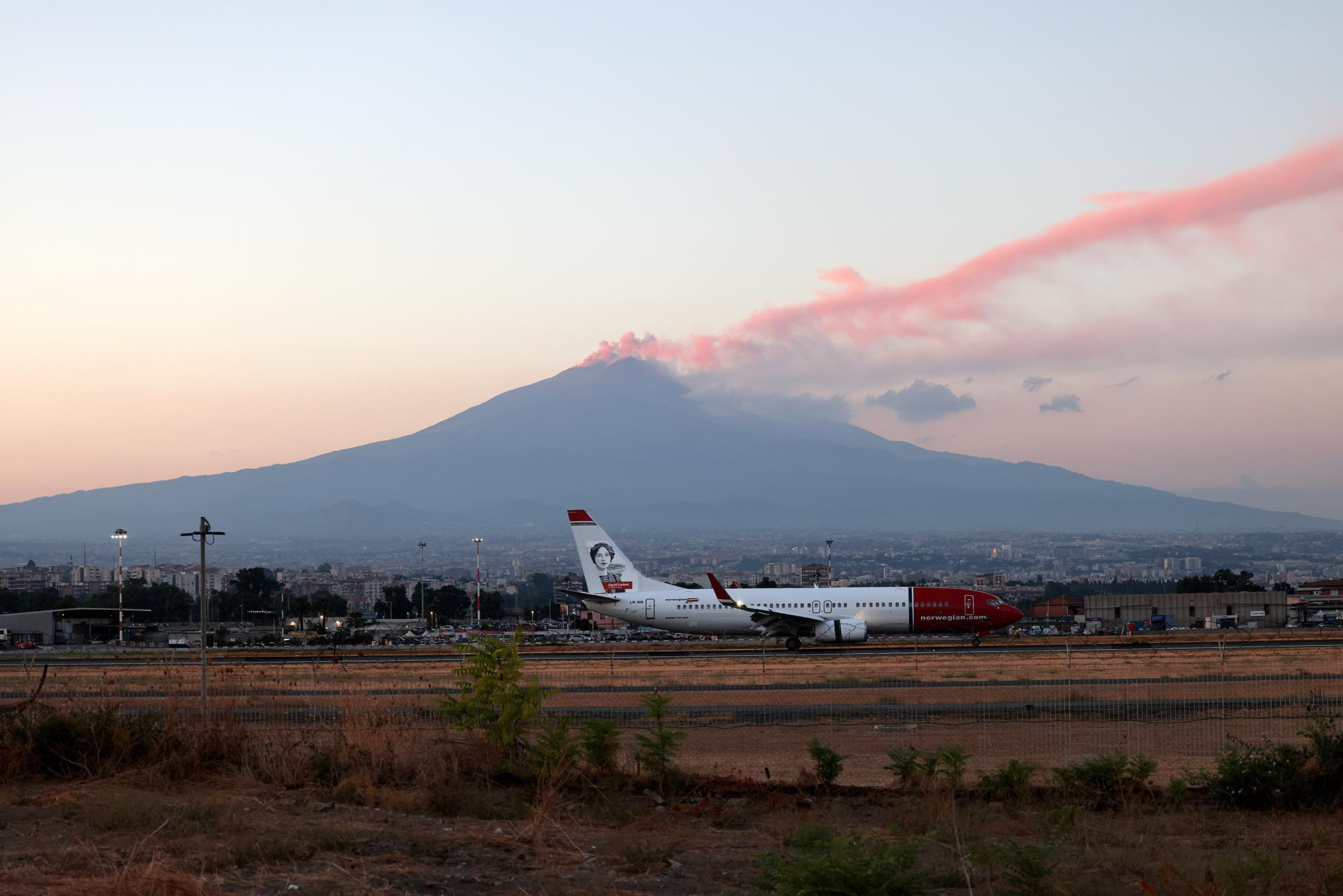 Eurpean airport forced to close AGAIN with flights cancelled after volcano eruption