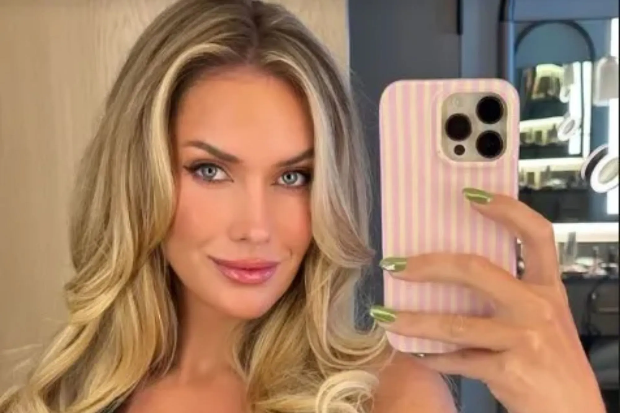 Paige Spiranac stuns with incredible busty mirror selfie after golf influencer reveals she ‘hooked up’ with women