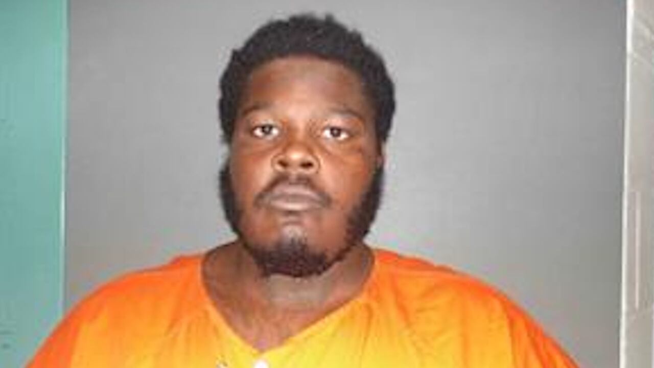 Watch: Suspect kicks out window, slides out of moving deputy’s vehicle