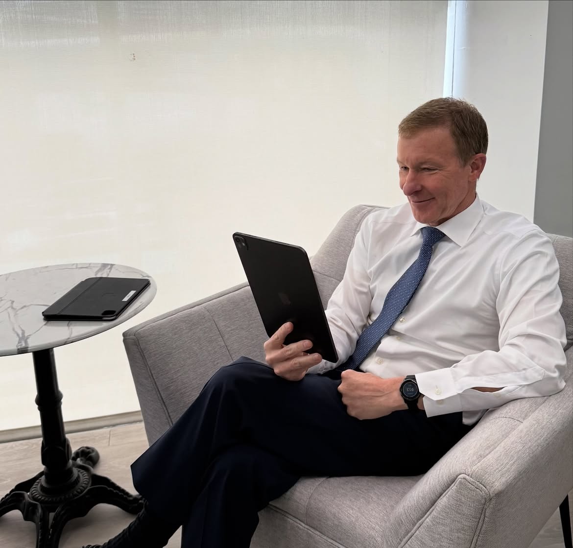 United Airlines CEO Scott Kirby Sleeps 8.5 Hours, Naps Daily, And Limits Meetings