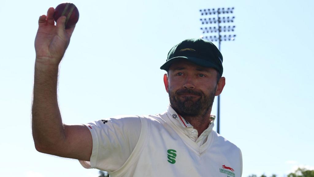17 wickets fall on day one of Leics v Hampshire