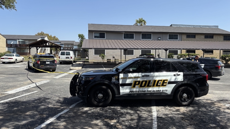 Man suffers life-threatening gunshot wounds outside San Antonio apartment complex, SAPD says suspects at large as scene remains active
