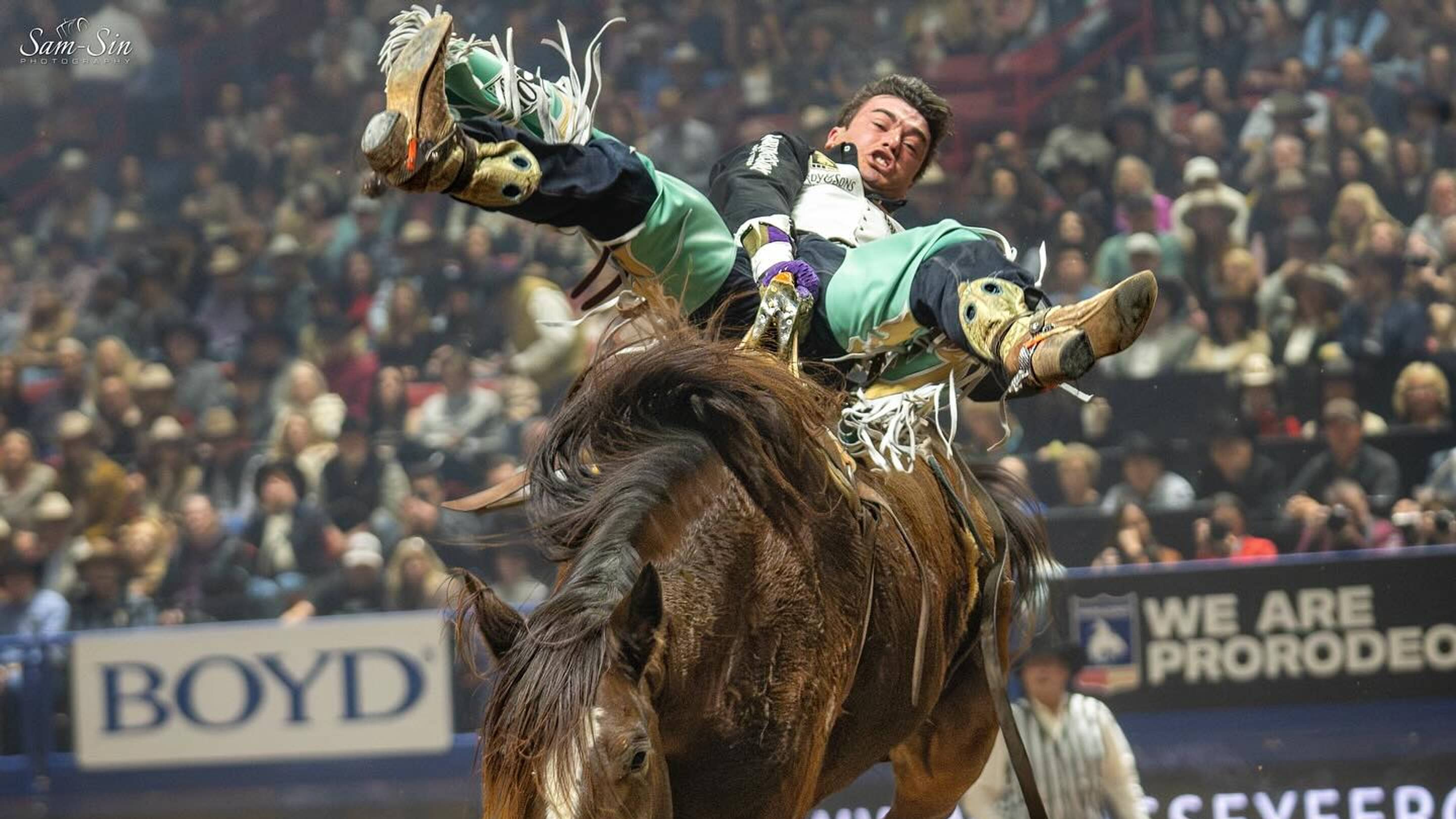 Bradlee Miller Dominates Bareback Riding Race as He Chases His First World Title