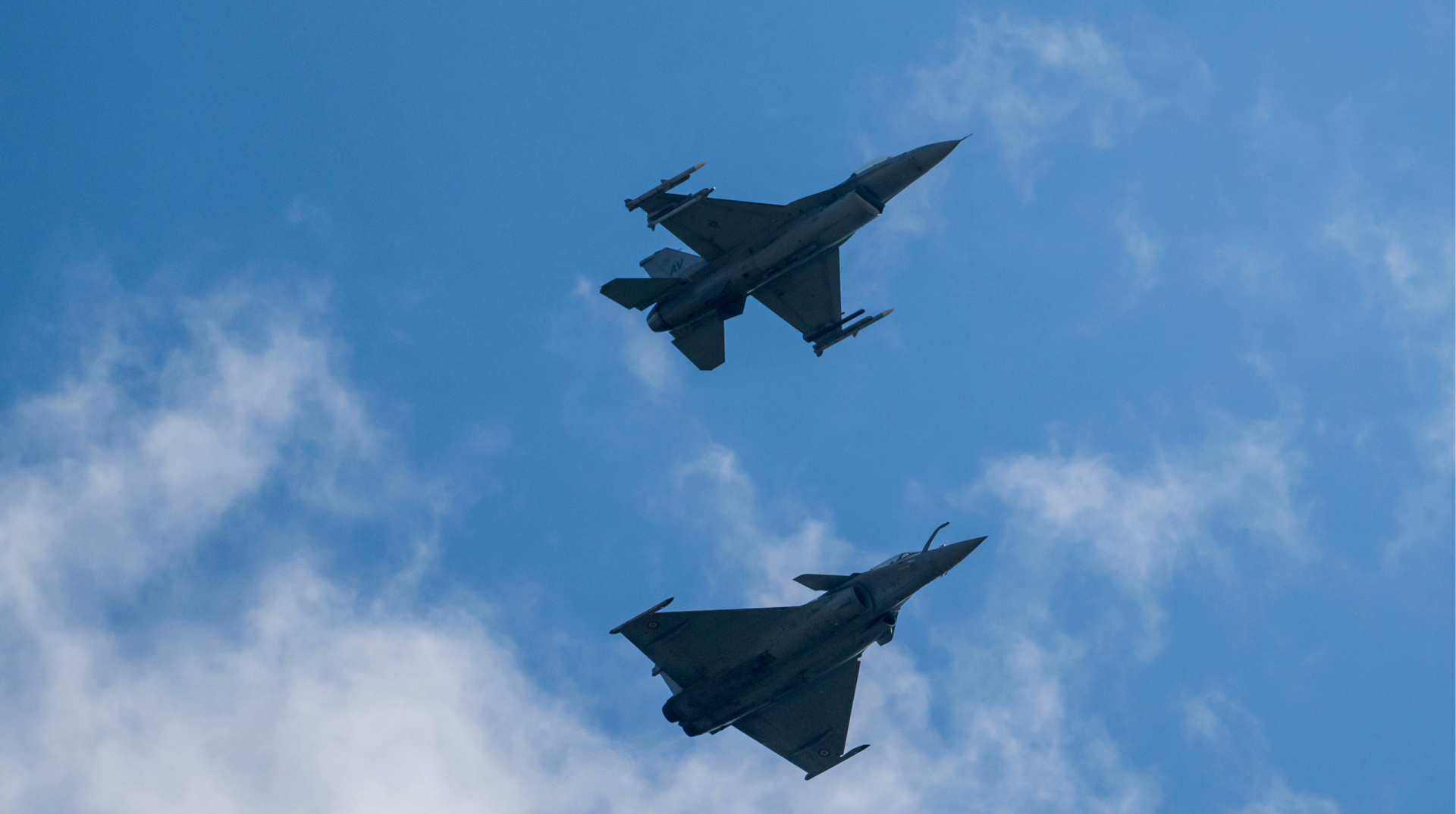 Poland scrambles jets and closes airports due to Russian attacks on Ukraine's west