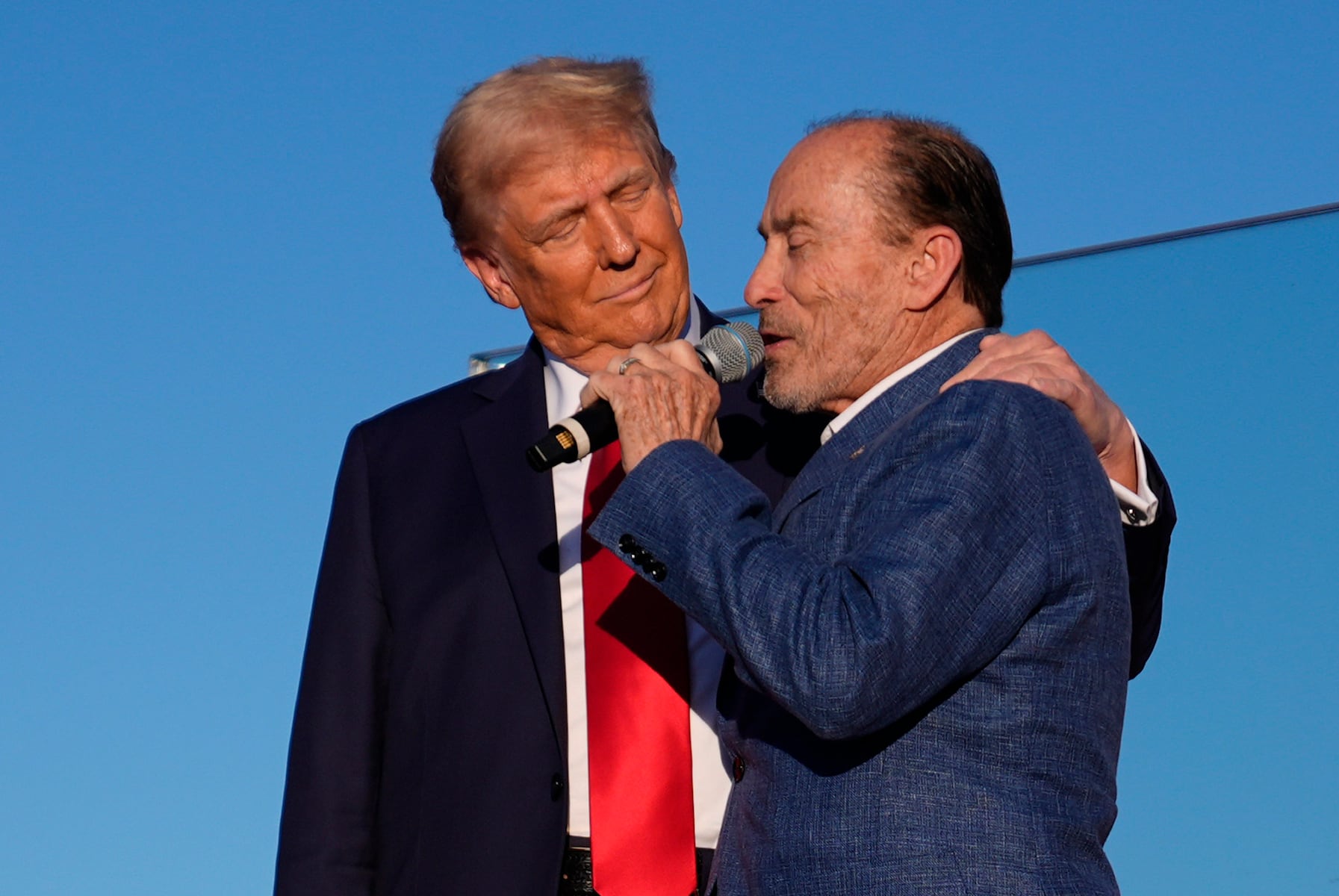 Country music icon, Trump supporter, takes mic on flight: ‘I stand with our president’