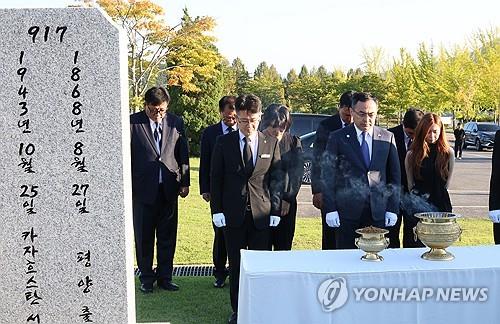 Kazakh minister pays 1st visit to grave of Korean independence fighter since repatriation