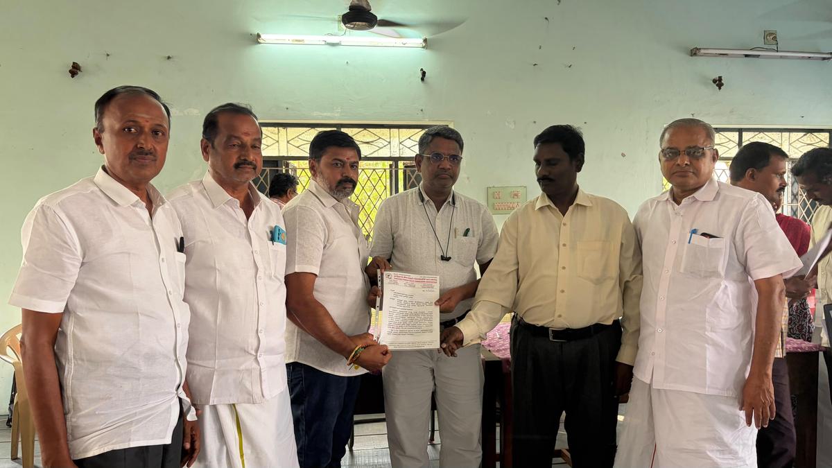 Powerloom associations seek higher wages for Pongal dhoti, saree production