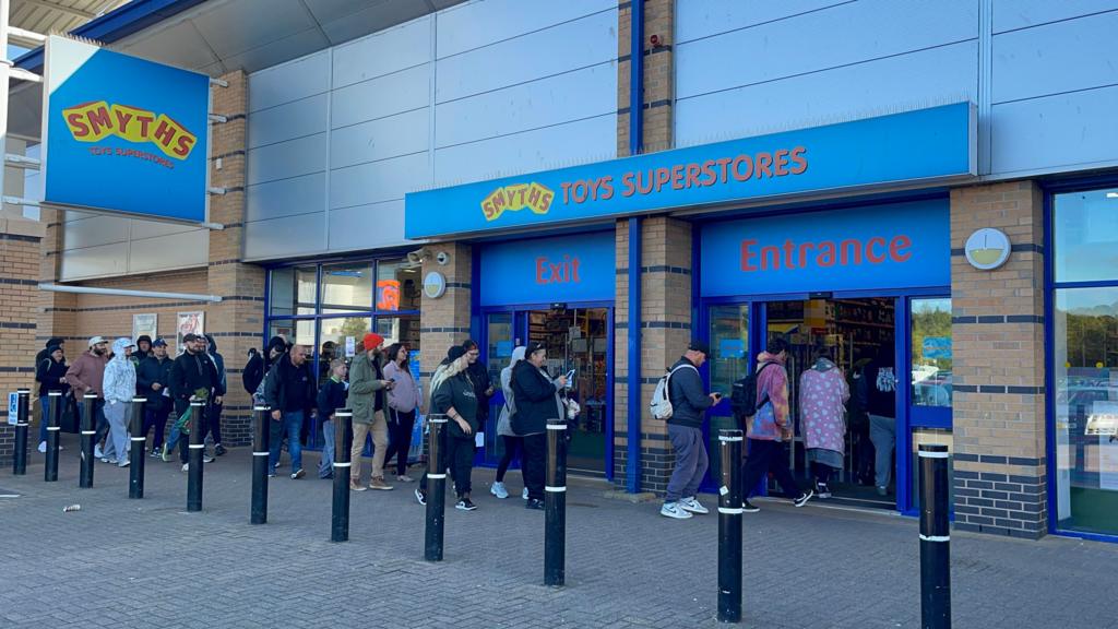 Pokémon fans queue for 30th anniversary release