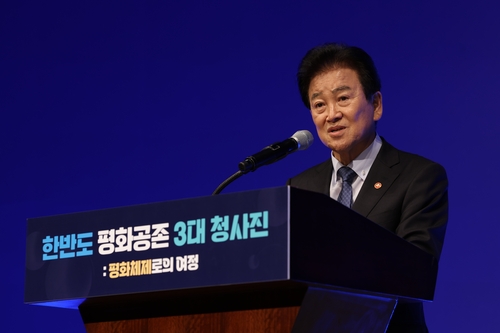No dialogue with N. Korea possible if denuclearization comes first: unification minister
