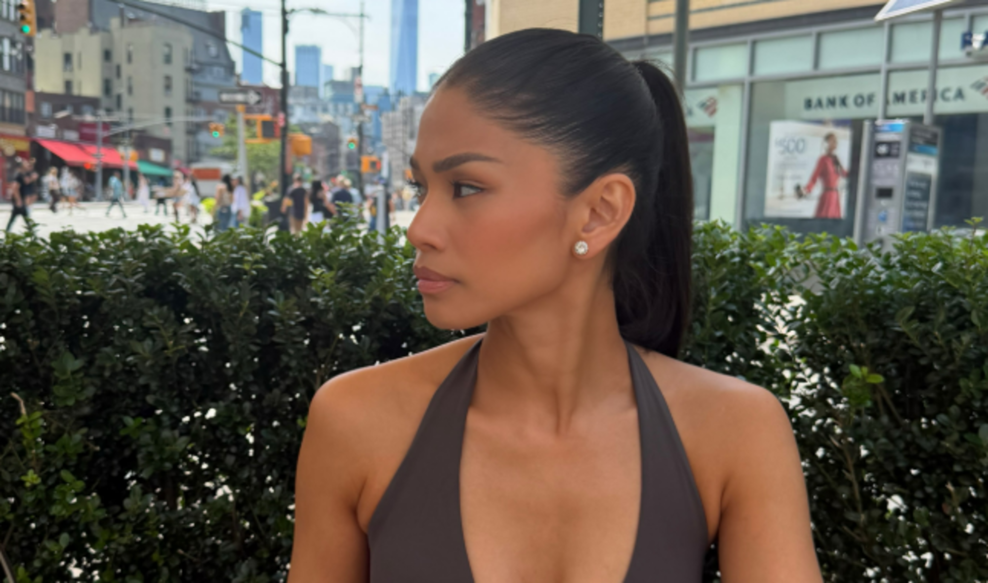 UFC stunner Red Dela Cruz sizzles in figure-hugging gym outfit as fans say ‘body so tea the British are coming’